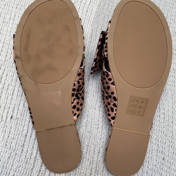 Brand New - Tan with black polka dots flat ladies size 9 W sandal - Picture 2 of 4